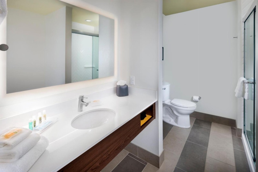 Holiday Inn & Suites Arden-Asheville Airport